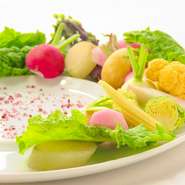 当店には2日に１度、野菜ソムリエが厳選した採れたての新鮮な野菜が届きます。広島県安芸高田市向原町で安心安全はもちろんのこと、美味しい野菜を育てている孫野菜農園からです。