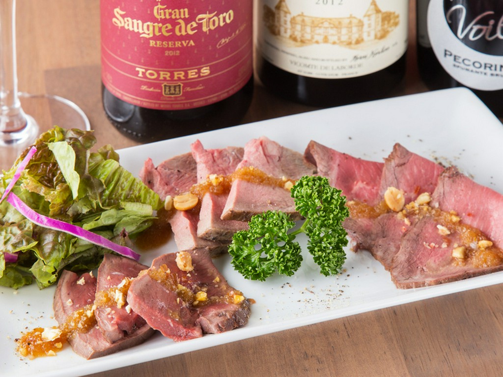黒毛牛と希少なタンとハツ、3種を盛り合わせた『ローストビーフ全部盛り』