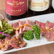 牛赤身を美しくスライスした、絶品ローストビーフ。オリジナルソースでいただきます。部位ごとに違う食感や味わいを食べくらべてみて。