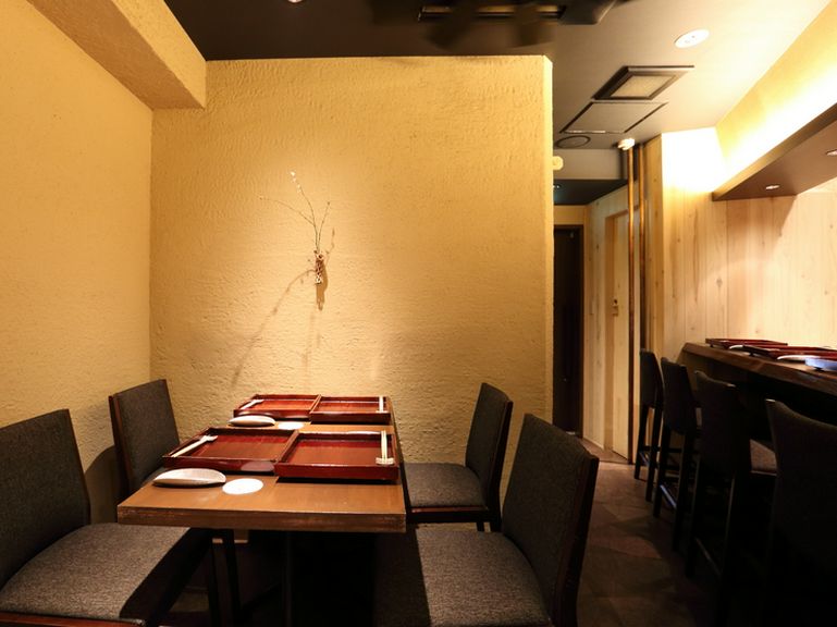 テーブル席は4〜6名で利用可能。少人数での会食に最適