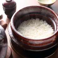 土鍋御飯、香ノ物、味噌汁。一組ごとに土鍋で炊いたご飯は箸が止まらない美味しさです。使用するお米は月ごとに変わります。 