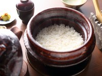 ほかほかの炊きたてご飯はそれだけでごちそうに。お米からこだわった土鍋御飯が嬉しい『食事』