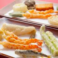 素材本来の味を楽しむスタイルの天ぷら、食材選びはとても重要。魚介はもちろん、野菜も旬の美味しいものを選んでいます。もともと関西の天ぷらでは野菜も主役級の扱い。味、形ともに優れた野菜が選ばれています