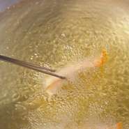 うちは天ぷらだけ、と語る料理人。料理は天ぷらのみ、塩で食べる昔ながらの関西風。オリジナルで調合した塩です。脇目も振らず、素材にも調理にも、そして塩にも、とことんまでこだわるのです。