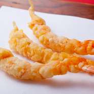 店の名物、看板メニューといえる一品。やはり天ぷらの主役は海老、それも車海老。妥協を許さず選ばれた、新鮮で形の揃った車海老の、揚げ上がりの美しさ。それも、料理人の目利きと技あってこそなのです。