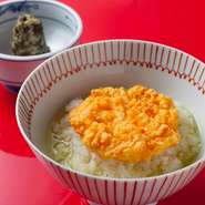 海老のかき揚げと、出汁ではなく煎茶をかける『天茶』。これはまさに、天ぷら専門店でこその締めのお茶漬けといった一品。もともと上品な薄味を好む関西らしい締めの一膳です。