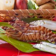 車海老に関しては、とても強いこだわりがあります。黒門市場の信頼を寄せる鮮魚店で、本当に良いと思える国産の車海老だけをシビアに選んでいます。鮮度、大きさ、形を厳しく見定めています。