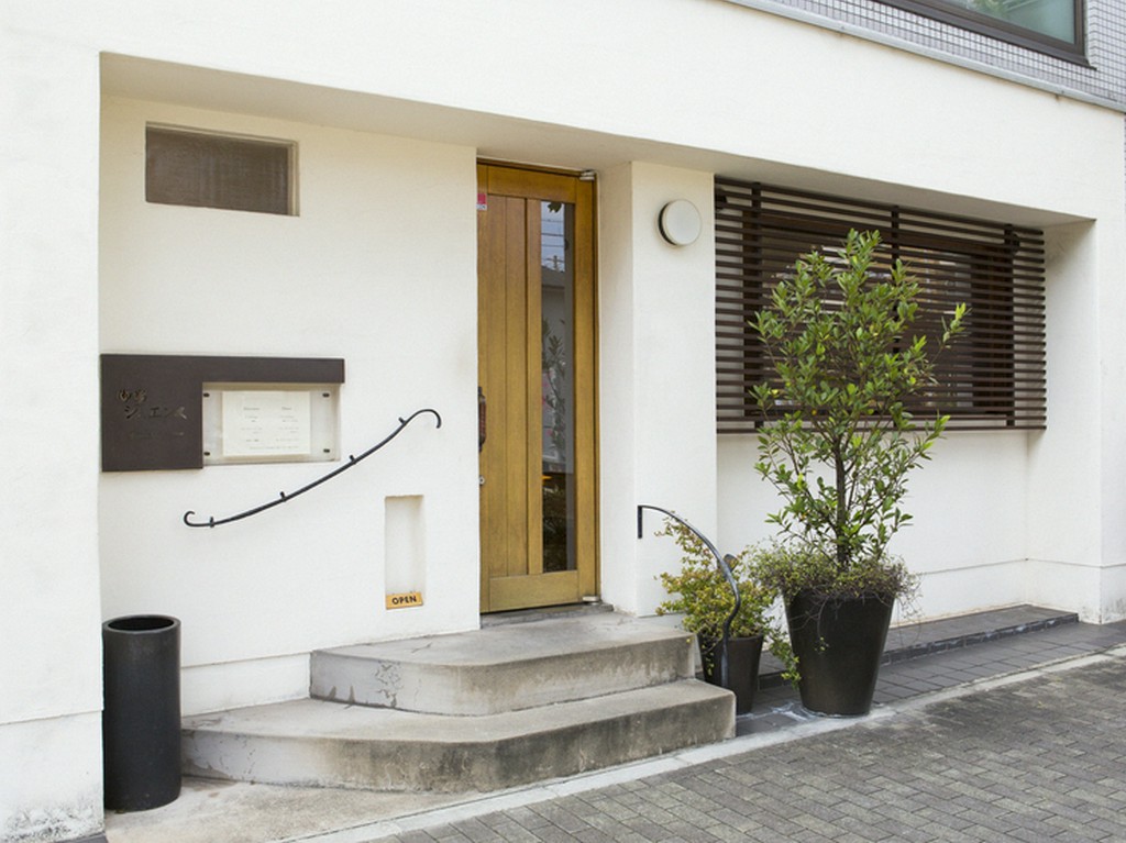 看板や装飾もシンプル。お洒落な佇まいの一軒家レストラン