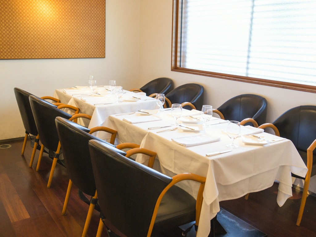 座り心地の良い椅子や、寛げる空間で味わう極上フレンチ