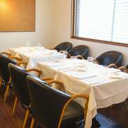 季節毎にかわる料理は、昼、夜、共に一種類のお任せコースのみ。大切な接待や会食のおもてなしでも選ぶ事から解放。料理長オススメの上質な料理とワイン、そして会話をゲストと共に心行くまで楽しめます。