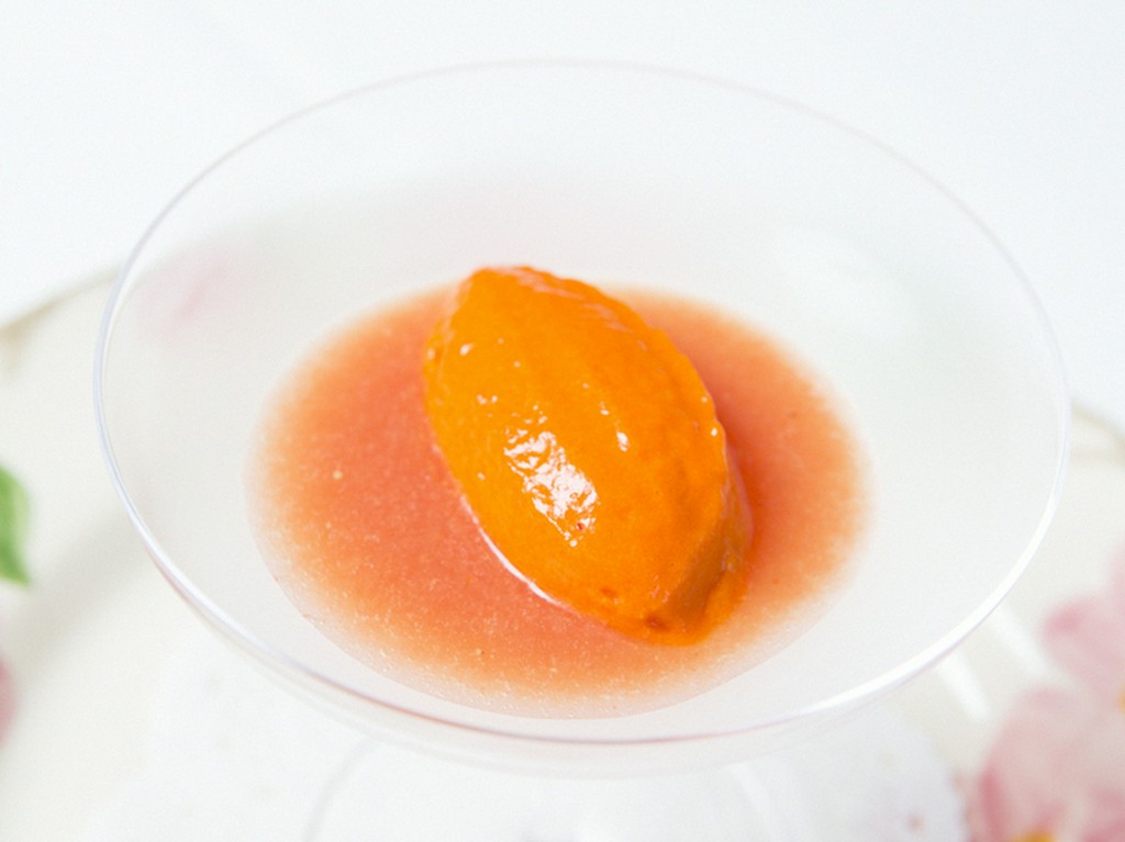 人気の定番アミューズ『赤ピーマンのムース　フレッシュトマトソース』