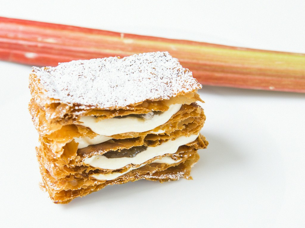 デザートの一例『ルバーブのミルフィーユ』