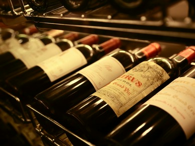 ワインが300種以上揃い、洋食とのマリアージュが思いのまま