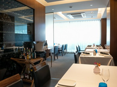 壁一面に広がるガラス窓、明るい店内で気分の上がる宴を