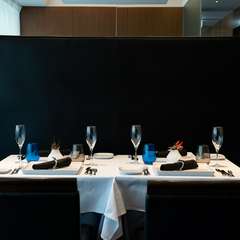 シックだけれどカジュアルな店内、肩の凝らないおもてなしに