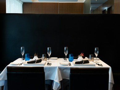 シックだけれどカジュアルな店内、肩の凝らないおもてなしに