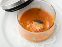 器のふたを開けば、ふわりと立ち上るオマール海老とトリュフのいい香り。食べごたえある大ぶりの海老の身、旨みが凝縮されたスープ。オマール海老を味わい尽くす一皿です。（＋2400円）