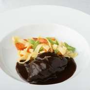 赤身肉を赤ワインだけで3時間以上煮込んでつくるクラシックなブルゴーニュの料理。やわらかく奥行きのある味わいを楽しめます。夏はフランス伝統の生パスタ、冬はじゃがいもなどを付け合わせに。