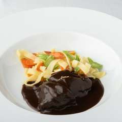 赤身肉を赤ワインだけで煮込んだ『牛ほほ肉の赤ワイン煮込み　ブッフ・ブルギニオン』