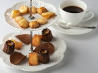 コースの最後に登場する焼き菓子、チョコレートなど5～6種の小菓子。内容は、季節によって変わります。