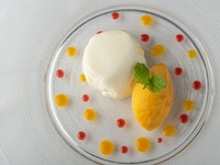 フロマージュ・ブランでつくったクレムダンジュ(左)、マンダリンオレンジをはじめ多彩なフルーツを用いたフルーツアイスを満喫できるぜいたくな一皿。