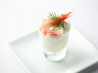 コース料理の最初の楽しみとなるアミューズは、旬の選りすぐりの食材を使ってインパクトのある味わいに。レンズ豆と生クリームを合わせたやさしい食感のムースに、その日の仕入れに応じた新鮮な魚介を合わせます。