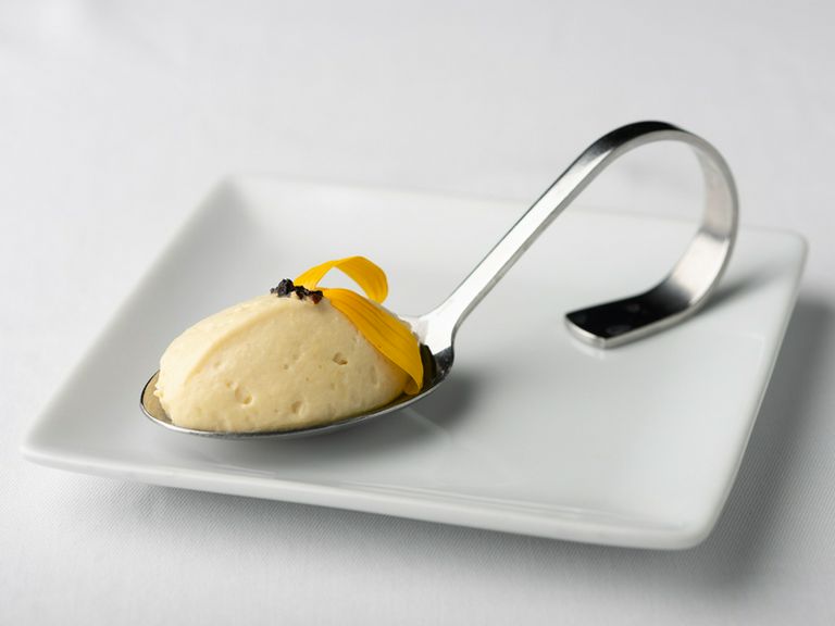 生クリームで濃厚さを加えた『とりムネ肉のムース』