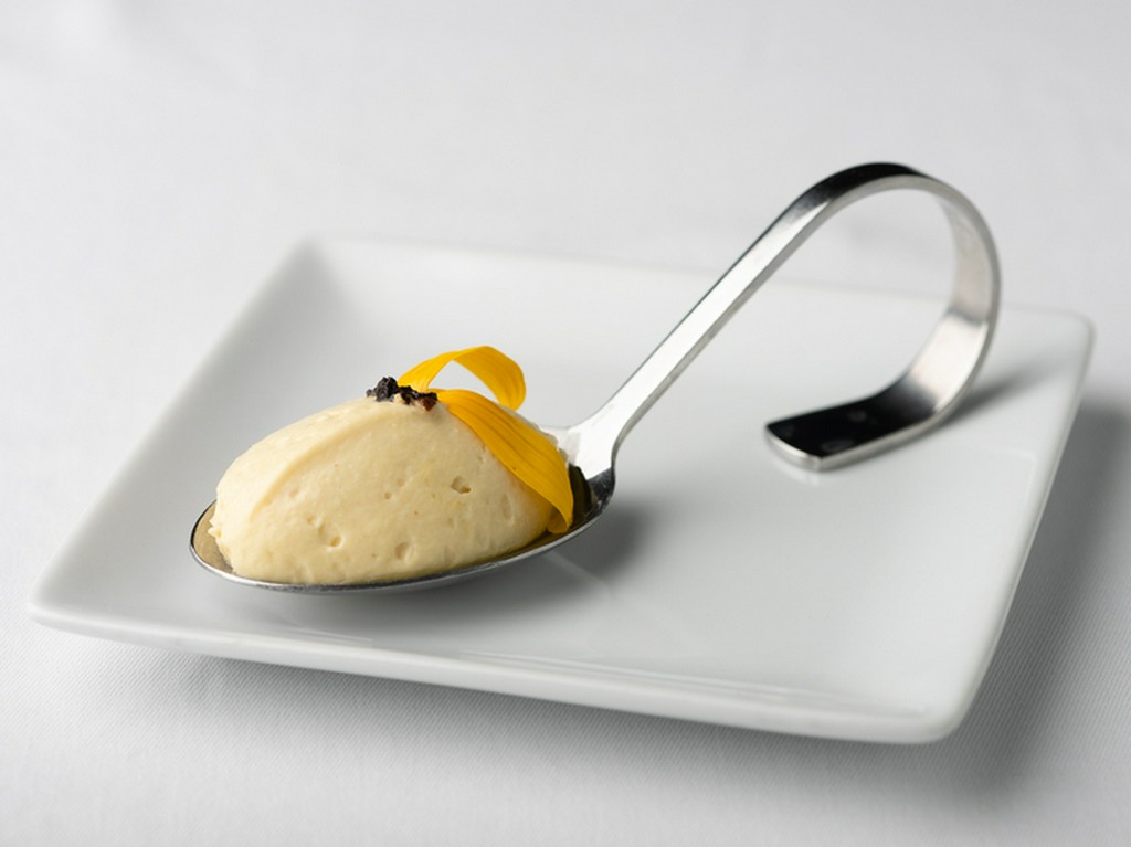 生クリームで濃厚さを加えた『とりムネ肉のムース』