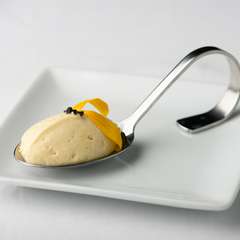 生クリームで濃厚さを加えた『とりムネ肉のムース』