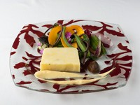 兵庫県産野菜を使用。数種類のジャガイモだけでつくったテリーヌを、ガーリックを利かせたしっかりした味の自家製マヨネーズソースでいただきます。