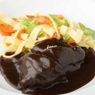 肉はブランドをあえて追わずに、各時期のおいしいものを厳選。牛肉は赤身がしっかりしたもの、豚肉は肉はもとより脂もおいしいものを吟味しています。日本とヨーロッパの珍しいジビエも扱っています。