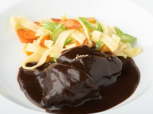 日本各地・ヨーロッパの肉、季節ごとに旨みを見極め仕入れ