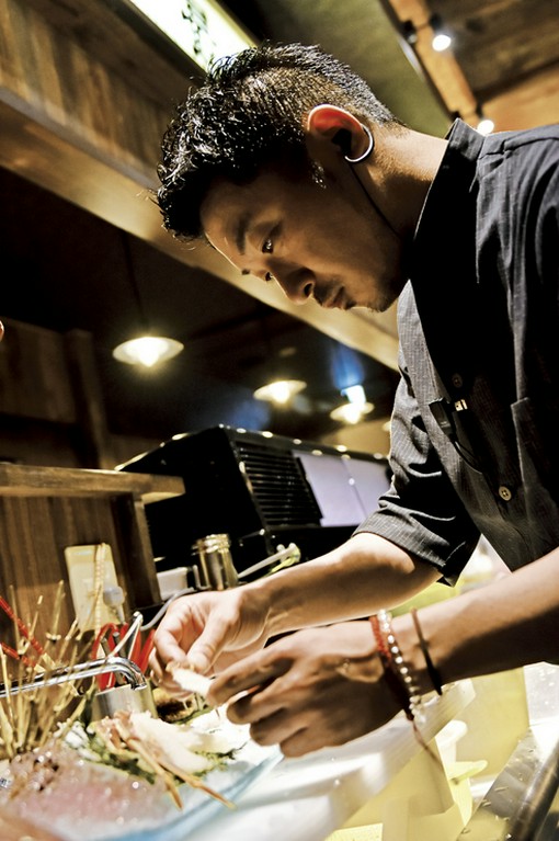 目の前で繰り広げられる調理パフォーマンスもご馳走の一つ