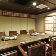 プライバシーが守れる完全個室があります。広さは8名用が4室、6名用が3室、4名用は1室。大事なお客様への接待のほか、商談、打ち合わせなど社用で利用したい時にも使い勝手がいいかもしれません。