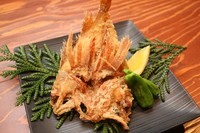 小ぶりのキンキを唐揚げに。身はふんわりと、
骨もカラッと揚げておりますので丸ごとお召し上がり頂けます。