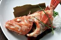 キンキを昆布の出汁だけで煮た"湯煮"は、
キンキそのものの味をご堪能頂けます。