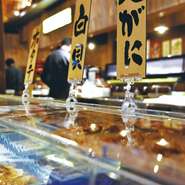 旬魚が元気に泳いでいる、店内にある大きな生簀