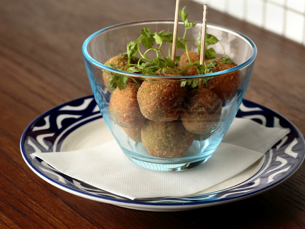 お酒のつまみにも最髙の『グリーンオリーブの肉詰めフリット』