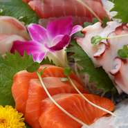 朝とれたばかりの魚介類は、脂がのっていて厚切りに。爽やかな旨みが口いっぱいに広がります。季節の移り変わりを感じる旬の味わいをぜひ。