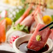 鮮度抜群の直送鮮魚刺身は、季節感じる逸品です。上品な味わいと食感をお愉しみ下さい。飲み放題付コースでもご堪能頂けます！