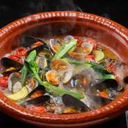 お水とオリーブオイルだけで煮込み、魚介の旨みだけでつくる蒸し煮込み料理です。ムール貝、あさり。小さいホタテ、オリーブにケッパーと野菜が入っており、魚介の塩分のみの味付けとなっています。