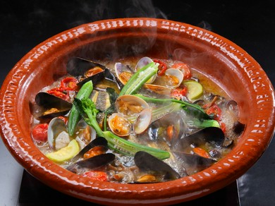 ムール貝やあさりの『本日の海鮮土鍋のアクアパッツァ』