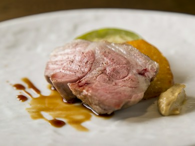 地元奈良のブランド豚の旨味と甘みが堪能できる『五條市泉澤農場ばあく豚と旬野菜のグリルミスト』