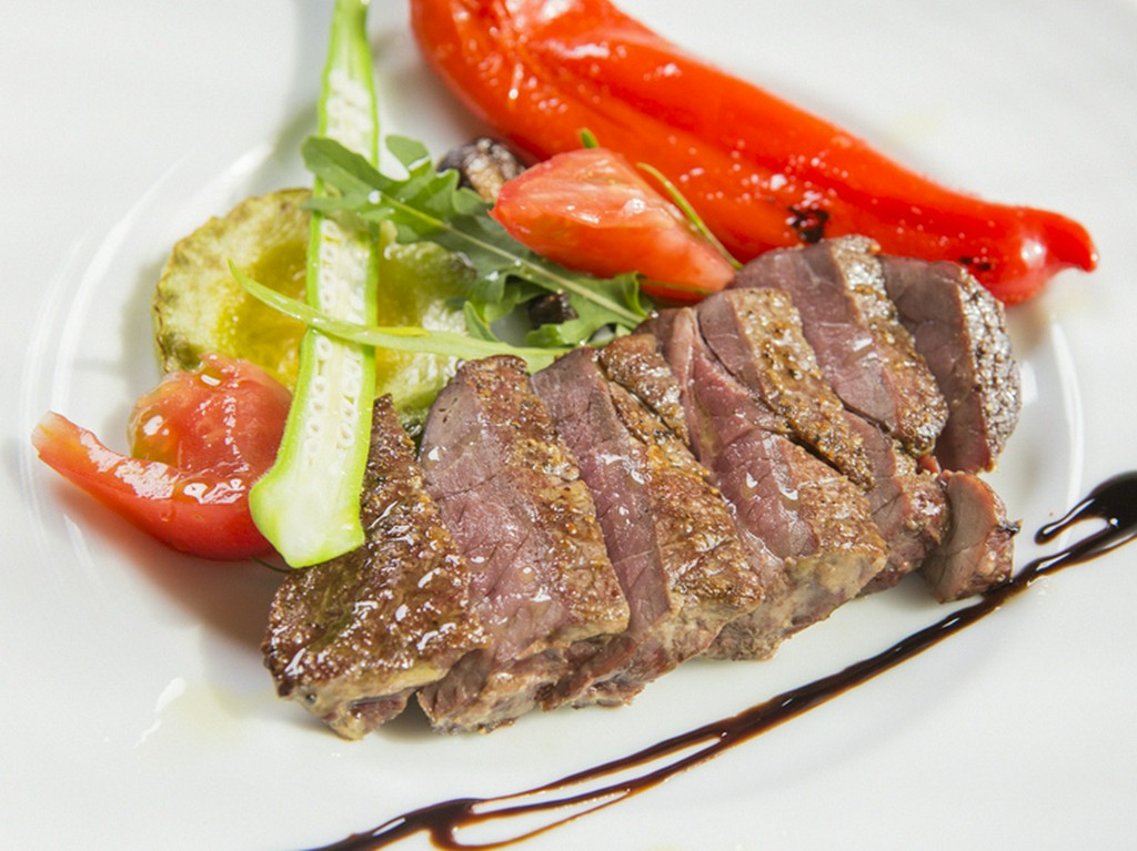 40日間熟成させ、しっとりとした味わいと豊かな香りが食欲をくすぐる『本日の熟成牛』