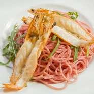 海老の香ばしさやクリームの濃厚さがしっかりと感じられるオリジナルのピンク色のパスタです。海老はソテーし香りを油に移し、ブランデーフランベ。その後オーブンで焼いてあるので殻ごと食べられます。