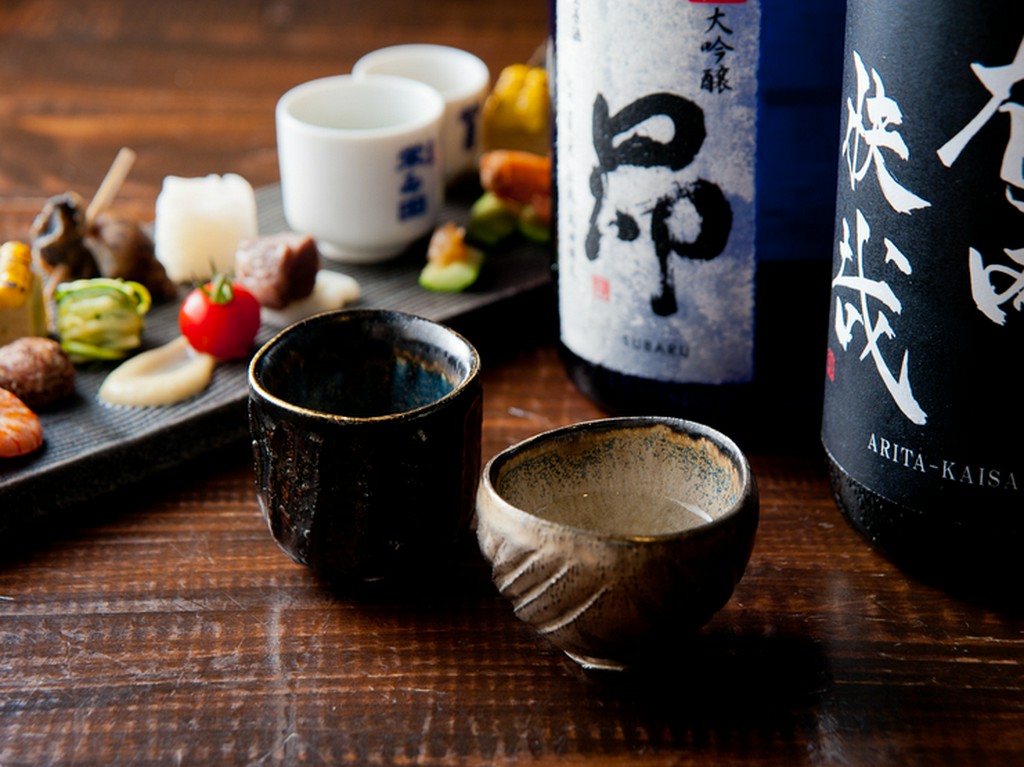 厳選された日本酒は、全国から集められた充実のラインナップ