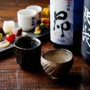 厳選された日本酒は、全国から集められた充実のラインナップ