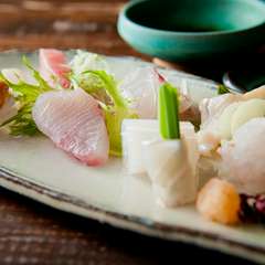 お酒の肴にもぴったり。新鮮な魚の旨みが口の中いっぱいに広がる『お造りの盛り合わせ』
