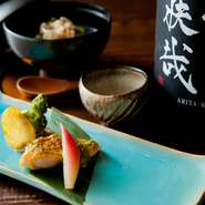 鯛の旨みを生かすソースは塩辛入り。こっくりとした味わいのなかに鯛の食感が感じられます。
