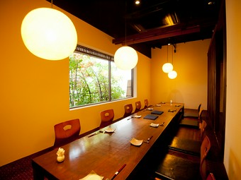 話題に事欠かない店内で、お話の邪魔にならないよう気配り